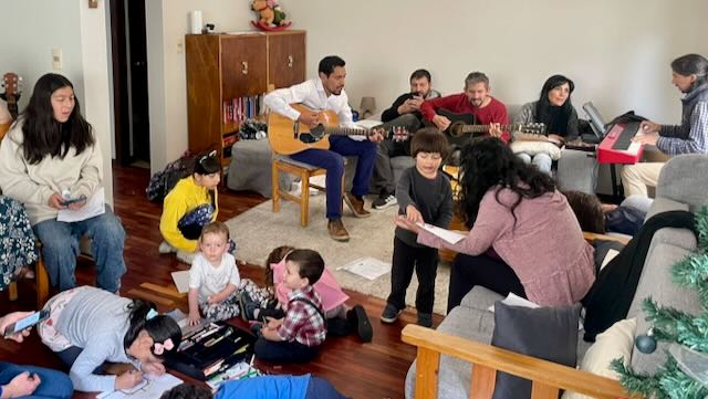 Reunión en casa y comunidad en torno a la mesa
